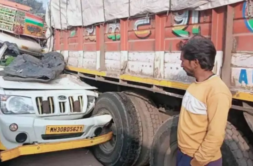 Bhilai Accident: सुपेला फ्लाईओवर पर ट्रक से टकराई पिकअप, चालक गंभीर