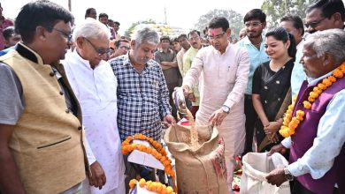 राजस्व मंत्री वर्मा ने सांकरा उपार्जन केंद्र में धान खरीदी का शुभारंभ किया