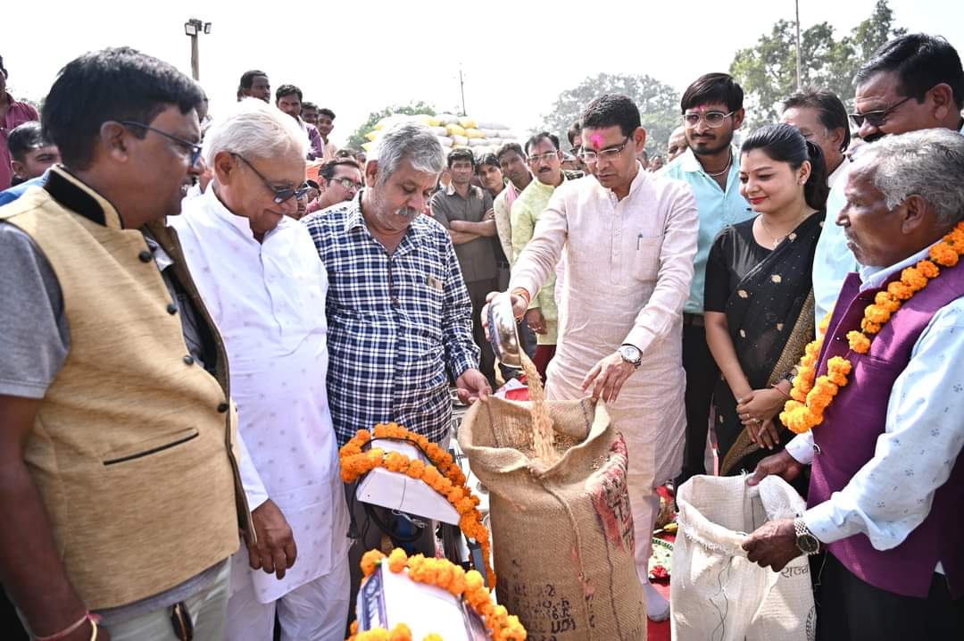 राजस्व मंत्री वर्मा ने सांकरा उपार्जन केंद्र में धान खरीदी का शुभारंभ किया